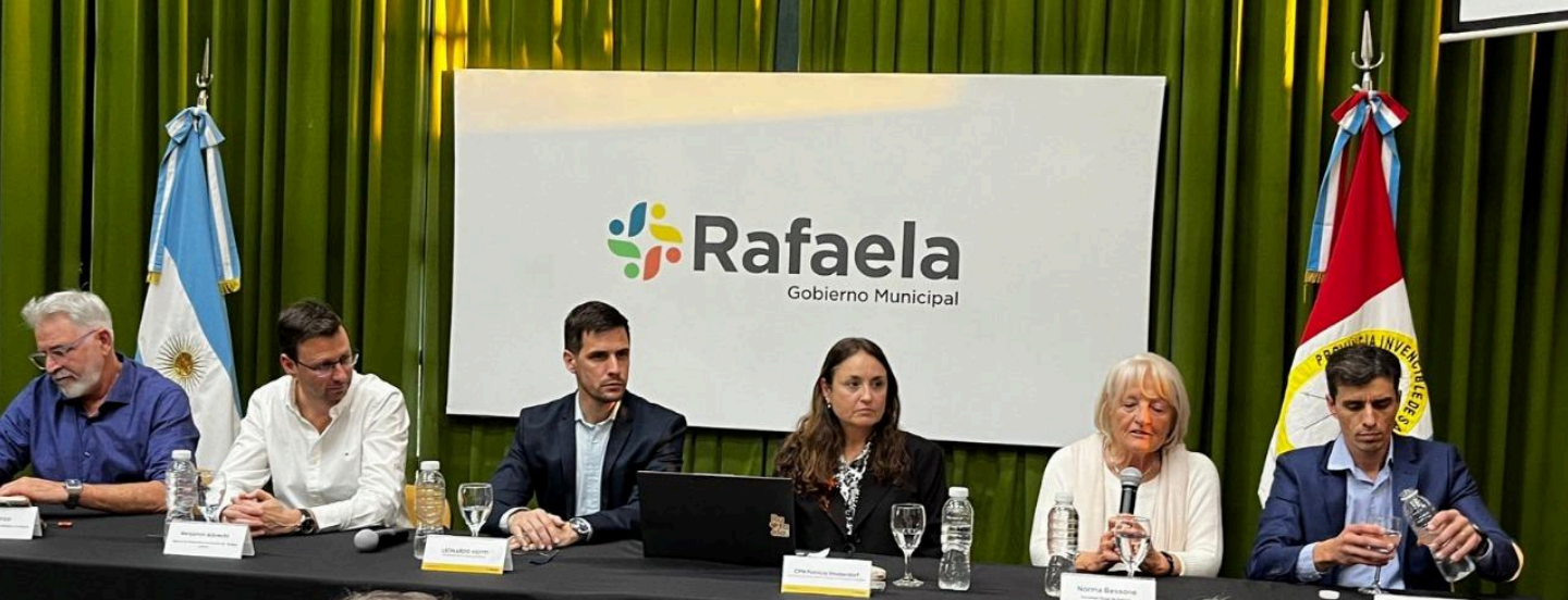 El intendente Leonardo Viotti, junto a Diego Turco, ex presidente del CCIRR, Benjamin Albrecht, actual presidente de ACDICAR, Ignacio Lopez, presidente del CUR y Norma Bessone, presidenta de la Sociedad Rural en la presentación de la Agenda Agenda Estratégica Rafaela Productiva 2025–2031.