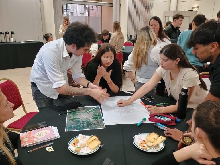 Ciclo charla taller “La revolución de las ciudades: cómo el urbanismo redefine el desarrollo y la calidad de vida”.